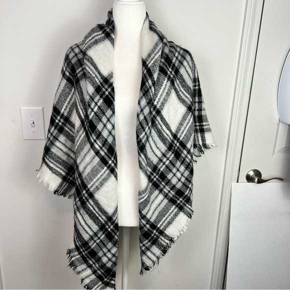 ModCloth Black White Plaid Blanket Scarf Shawl Throw Wrap 100% Acrylic Classic - Picture 3 of 8
